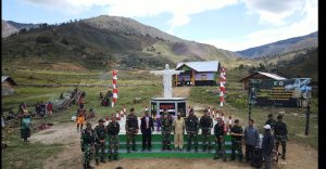 Komandan Satgas Yonif Mekanis 203/AK Meresmikan Monumen Kasih Karunia di Distrik Malagayneri