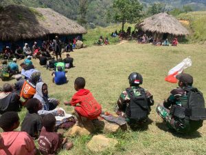 Personel Pos Balingga Satgas Yonif Mekanis 203/AK Hadiri Acara Kedukaan di Distrik Balingga