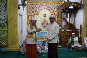 Safari Ramadhan, Al Haris Serahkan CSR Bank Jambi Ke Pengurus Masjid Nurul Yaqin