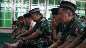 Prajurit dan PNS Korem 042/Gapu Gelar Sholat Gerhana