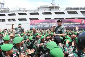 Panglima TNI Lepas Keberangkatan Yonif 721/Makassau dan Yonif 623/Bhakti Wira Utama Laksanakan Tugas Operasi Pamtas RI-PNG