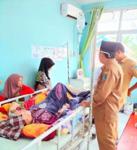 Bupati Tanjab Barat Jenguk Ustadz Abdul Wahab Wahib di RSUD KH. Daud Arif Kuala Tungkal