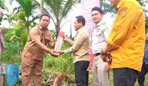 Sekda Sapril Hadiri Pemasangan Patok Kantor Desa