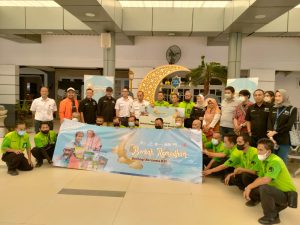 Jelang Hari Raya Idul Fitri, 175 Porter di Stasiun Pasar Senin mendapat Paket Sembako