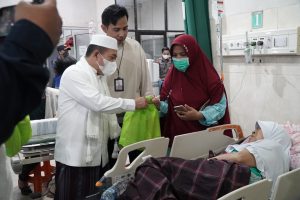Sambut Idul Fitri, Al Haris Kunjungi Nakes dan Pasien di RSUD Raden Mattaher