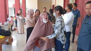 Menyayat Hati, Seorang Ibu Histeris dan Berurai Air Mata Mendengar Vonis 4 Tahun Penjara