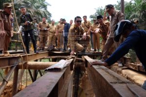 Tinjau Pembangunan Jembatan Sungai Kandang, Ini Pesan Pj Bupati Muarojambi Bachyuni Deliansyah