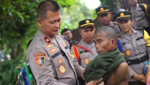 Diberi Kejutan Pulang Kampung dan Modal Usaha, Pemulung di Sukabumi Menangis dan Pingsan di Pelukan Jendral Polisi