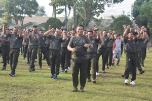 Pupuk Kebersamaan, Danrem 042/Gapu Pimpin Olahraga Bersama Di Mayonif Raider 142/KJ
