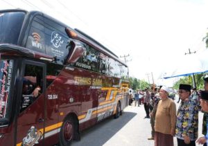 Bupati Tanjab Barat Lepas Keberangkatan 171 Santri Ponpes Datuk Syekh Ismail Nagara