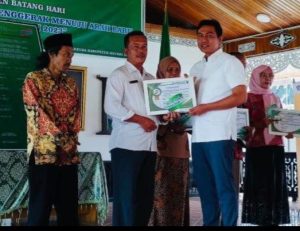 Bupati Batanghari Berikan Anugerah dan 17 Desa/Kelurahan akan Dijadikan Kampung Tangguh Taat Pajak