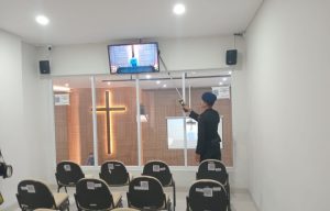 Jelang Peringatan Kenaikan Isa Almasih, Sat Brimob Polda Jambi melakukan kegiatan Sterilisasi di Gereja