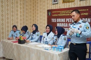 Ciptakan Lapuanja Bersinar, Petugas dan Warga Binaan Laksanakan Test Urine