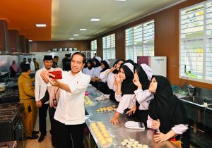 Dikunjungi Presiden Jokowi, Siswa SMK Negeri 4 Jambi ‘Grogi Ngukur Baju Hingga Ngajak Selfie’