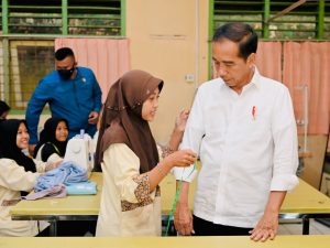 Presiden Jokowi ‘Kepincut’ Desain Baju Siswa SMK Negeri 4 Jambi