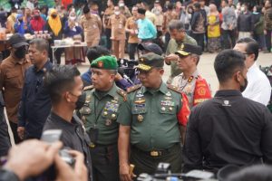 Pangdam II/Sriwijaya Bersama Danrem Gapu Dampingi Presiden Jokowi Tinjau Pasar Talang Banjar