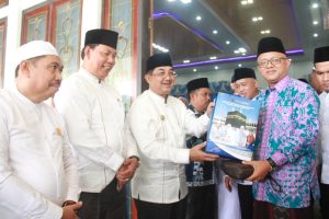 SKK Migas-PetroChina Serahkan Ratusan Paket Perlengkapan Bagi CJH Tanjab Barat