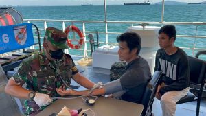 Bakamla RI Jemput Dua Nelayan Indonesia Yang Terdampar di Malaysia