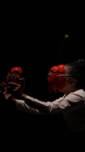 Tampil Apic, Wise Azizah Mampu Sedot Perhatian Penonton atas Karya ‘Tirai Topeng’