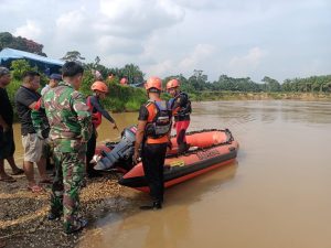 Seorang Bocah Desa Sungaibaung Diduga Hanyut Saat Mandi Ke Sungai, Tim SAR Lakukan Pencarian