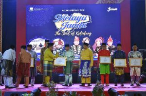 Anugerah Kebudayaan Di Malam Apresiasi Seni Melayu Jambi