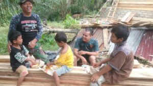 Satgas TMMD Kodim 0416/Bute Ajak Anak Kecil Makan Siang Bersama