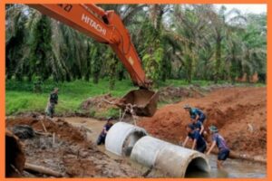 Prajurit Satgas TMMD Kodim Bute Bergulat Dengan Lumpur, Pasang Gorong-Gorong