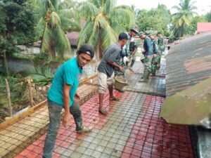 Warga Desa Talang Silungko Bersama Satgas TMMD Bahu Membahu Cor Atap MCK Musholla