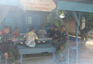 Ingatkan Bahaya Narkoba, Anggota Satgas TMMD Komsos Dengan Warga