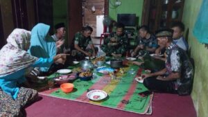 Kebersamaan Saat Anggota Satgas TMMD Makan Malam Bersama Orang Tua Asuh
