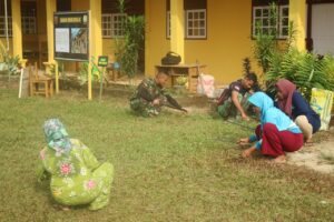 Hadirnya Satgas TMMD di Desa Talang Silungko, Menjadikan Ibu-Ibu Demam Kerja Bakti