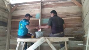 Satgas TMMD Cat Dinding Dalam Pada Bedah Rumah Tidak Layak Huni Milik Edi Candra