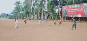 Gunakan Waktu Luang, Anggota Satgas TMMD Ajak Anak-Anak Bermain Sepakbola