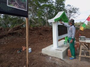 Pengecatan Tugu Prasasti Dikerjakan Oleh Anggota Satgas TMMD