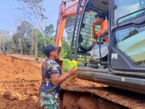 Wujudkan Pembukaan Jalan Terbaik, Satgas TMMD Kodim 0416/Bute Lakukan Pengawasan Operator Excavator Secara Ketat