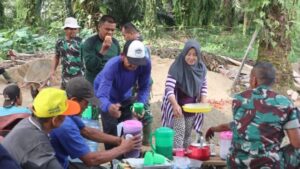 Tak Mau Berdiam Diri, Emak-Emak Sediakan Gorengan Dan Kopi Untuk Anggota TMMD dan Warga