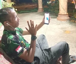 Melepas Rindu, Anggota Satgas TMMD Ini Manfaatkan Layanan Video Call WhatsApp