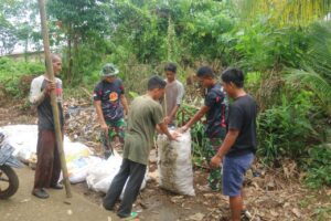 Pererat Silaturahmi Dengan Warga, Anggota Satgas TMMD Laksanakan Komsos Dengan Petani Karet
