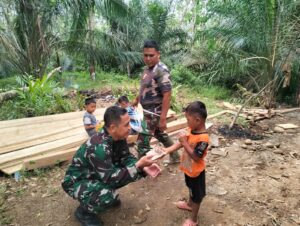 Sikap Humanis Anggota TNI dengan Anak-anak di Lokasi TMMD