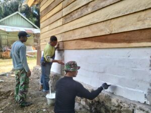 Proses Bedah Rumah Program TMMD Kodim Bute Tahap Plamir Dinding 
