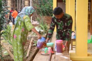 Kebersamaan Anggota Satgas TMMD Ke-117 Dengan Warga Di Lokasi Pengecoran Tower Tandon Air Talang Silungko