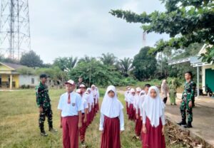 Sambangi SDN 57/2 Talang Silungko, Satgas TMMD Ke 117 Latihkan Baris Berbaris