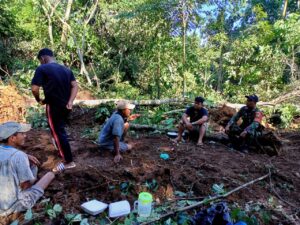 Diselingi Canda dan Tawa, Anggota TNI Nikmati Makan Siang Bersama Masyarakat Di Lokasi TMMD
