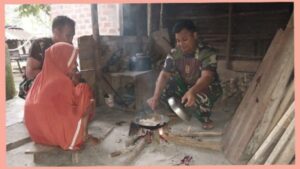 Tinggal di Rumah Orang Tua Asuh, Anggota Satgas TMMD Bantu Memasak