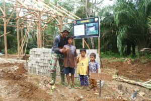 Kedekatan Satgas TMMD dengan Anak-anak Kampung Talang Silungko