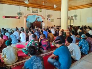 Berbaur Bersama Warga, Satgas TMMD Ke 117 Sholat Jumat Bersama