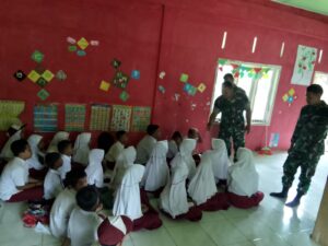 Peduli Pendidikan Anak Bangsa, Satgas TMMD Berikan Materi Wasbang Kepada Siswa SD Talang Silungko