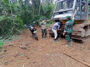 Anggota Satgas TMMD Dampingi Operator Cek Kesiapan Alat Berat Sebelum Beroperasi