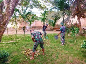 Anggota Satgas TMMD Bantu Orang Tua Asuh Bersihkan Pekarangan Rumah