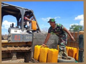 Satgas TMMD Bantu Operator Isi BBM Alat Berat